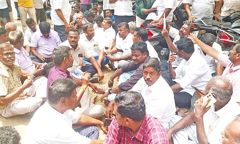 ஈரோடு: 4-வது நாளாக தொடரும் டாஸ்மாக் ஊழியர்கள் வேலைநிறுத்த போராட்டம்;  மதுப்பிரியர்கள் திண்டாட்டம்