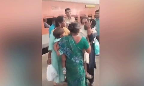 சென்னையில் கூட்ட நெரிசலில் தவறிப்போன சிறுமி மீட்பு: ரெயில்வே போலீசாருக்கு பயணிகள் பாராட்டு