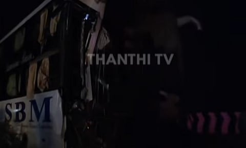 நெல்லை அருகே லாரி மீது ஆம்னி பஸ்  மோதி விபத்து: 20 பயணிகள் காயம்