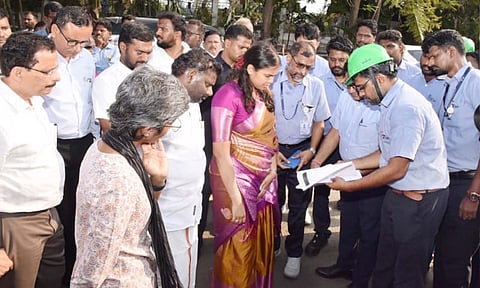 இருங்காட்டுக்கோட்டை சிப்காட் தொழிற்பூங்காவில் அமைச்சர்கள் கீர்த்தனா, எஸ்.பி.கே. தென்னரசு ஆய்வு