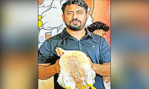 4 கால்களுடன் விற்பனைக்கு வந்த கோழி: ஆர்வமுடன் பார்த்து சென்ற பொதுமக்கள் 
