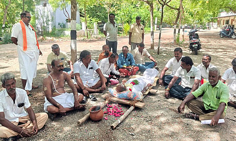 நூதன போராட்டம்