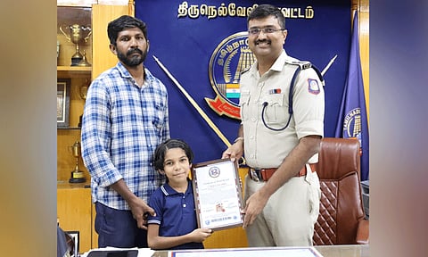 மாணவிக்கு எஸ்.பி. பாராட்டு