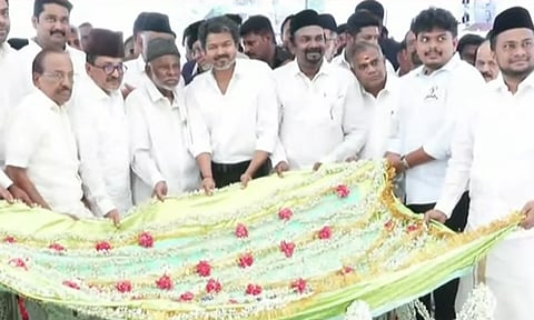 காயிதே மில்லத் நினைவிடத்தில் முதல்-அமைச்சர் விஜய் மரியாதை 