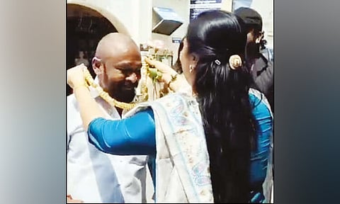 நடுரோட்டில் கணவரின் பிறந்தநாள் கொண்டாடிய போலீஸ் ஏட்டுக்கு நோட்டீஸ்