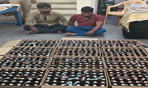மதுபான பாட்டில்கள் கடத்திய 2 பேர் கைது

