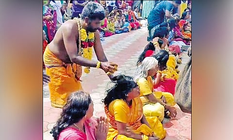 சூலூர் அருகே கோவில் விழா: தலையில் தேங்காய் உடைத்து பக்தர்கள் நேர்த்திக்கடன்