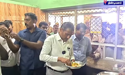 அம்மா உணவகத்தில் உணவு சாப்பிட்டு அமைச்சர் வன்னி அரசு ஆய்வு 