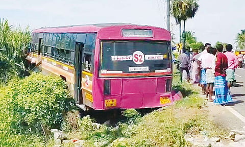 நாமக்கல்: வயலுக்குள் பாய்ந்த அரசு பஸ் - 20 பயணிகள் படுகாயம்

