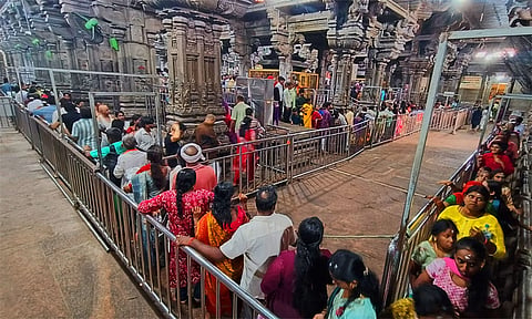 ராமேஸ்வரம் ராமநாதசுவாமி கோவில், தரிசனம் செய்ய குவிந்த பக்தர்கள்