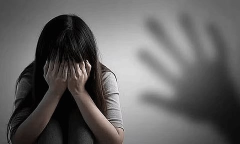 ரெயிலில் வந்த இளம்பெண்ணுக்கு பாலியல் தொல்லை