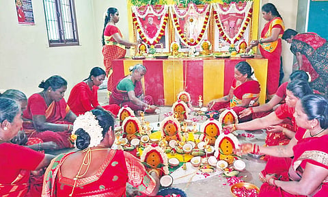 கோவில்பட்டி அருகே விவசாயம் செழிக்க வேண்டி கலசவிளக்கு வேள்வி பூஜை