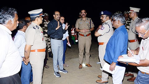 மெரினா கடற்கரைப் பகுதியில் பாதுகாப்பு நடவடிக்கைகள் தொடர்பாக மாநகராட்சி ஆணையாளர் ஆய்வு