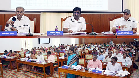 பொதுமக்களிடம் கண்ணியமாக நடந்துகொள்ள வேண்டும்... அலைக்கழிக்க கூடாது - பதிவுத்துறை அமைச்சர்