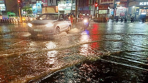 சென்னையில் பலத்த காற்றுடன் திடீர் மழை