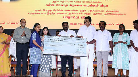  10, 12-ம் வகுப்பு பொதுத்தேர்வில் அதிக மதிப்பெண் பெற்ற மாணவர்களுக்கு ஊக்கத்தொகை - அமைச்சர் ராஜ்மோகன் வழங்கினார்