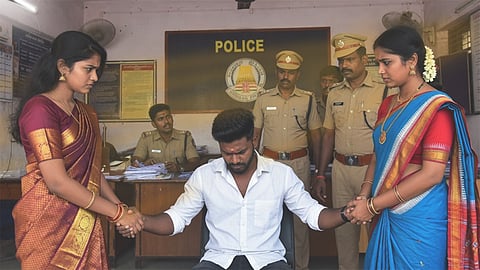 ‘2 மனைவிகளையும் என்னுடன் அனுப்பி வையுங்கள்...’ அடம்பிடித்த வாலிபரால் அதிர்ச்சியடைந்த போலீஸ்