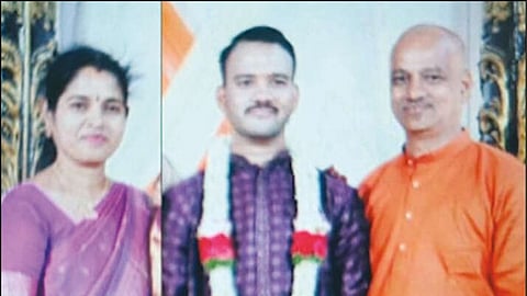 மனைவி, மகனை கொன்றுவிட்டு துணிக்கடை உரிமையாளர் தற்கொலை: தூங்கியதால் மருமகள் உயிர் தப்பினார்