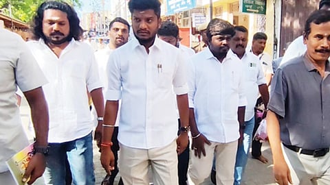 மதுரை மீனாட்சி அம்மன் கோவிலில்  அமைச்சர் ரமேஷ்  அதிரடி ஆய்வு 
