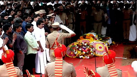 விடைபெற்றார் பாரதிராஜா... சொந்த ஊரில் அரசு மரியாதையுடன் உடல் அடக்கம்