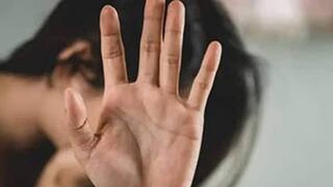 பாலியல் சீண்டலில் ஈடுபட்ட த.வெ.க. நிர்வாகி.. கட்சியில் இருந்து நீக்கி நடவடிக்கை
