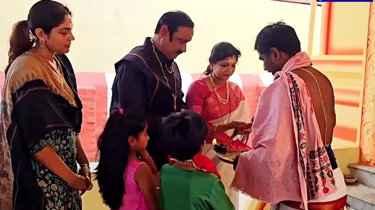 சபரிமலை கோவிலுக்கு மாலை அணிந்து விரதத்தை தொடங்கிய அன்புமணி 