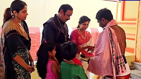 சபரிமலை கோவிலுக்கு மாலை அணிந்து விரதத்தை தொடங்கிய அன்புமணி 