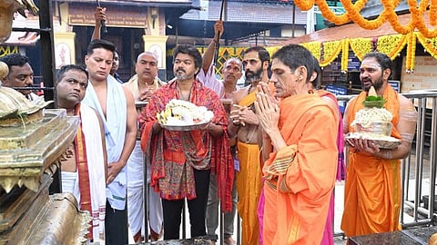 கொல்லூர் மூகாம்பிகை அம்மன் கோவிலில் முதல்-அமைச்சர் விஜய் சாமி தரிசனம்