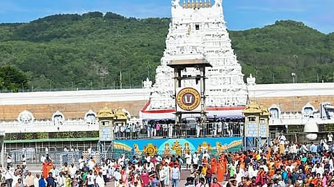 அலைமோதும் கூட்டம்.! திருப்பதி ஏழுமலையானை தரிசிக்க 24 மணி நேரம் காத்திருக்கும் பக்தர்கள்