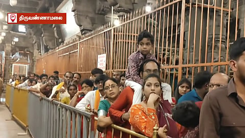 திருவண்ணாமலையில் வார விடுமுறையையொட்டி அலைமோதிய பக்தர்கள் கூட்டம் - 4 மணி நேரம் காத்திருந்து தரிசனம்