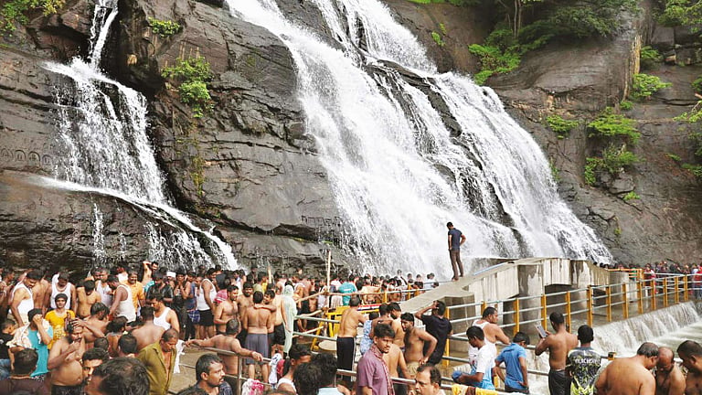 விடுமுறை தினம்: குற்றால அருவிகளில் சுற்றுலா பயணிகள் உற்சாக குளியல்