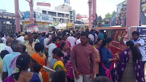 பழனியில் அலைமோதும் பக்தர்கள் கூட்டம் - 3 மணி நேரம் காத்திருந்து சாமி தரிசனம் 
