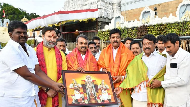 திருப்பதி ஏழுமலையான் கோவிலில் எல்.முருகன், நயினார் நாகேந்திரன் சாமி தரிசனம்