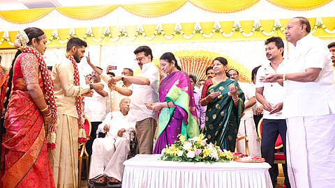 முதல்-அமைச்சர் கோட் போட்டார், செஸ் விளையாடினார் என்பதெல்லாம் செய்திகளாக வருகின்றன; திருமண நிகழ்ச்சியில் மு.க.ஸ்டாலின் பேச்சு

