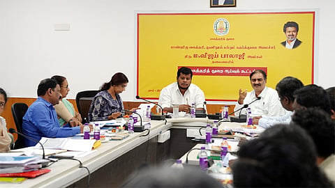அமைச்சர் விஜய் பாலாஜி தலைமையில் கைத்தறி துறையின் ஆய்வுக் கூட்டம்