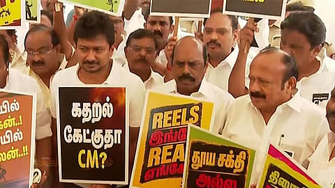 கருப்பு பேட்ஜ் அணிந்து சட்டமன்றத்திற்கு வந்த திமுக எம்.எல்.ஏக்கள்... பதாகைகள் ஏந்தி ஆர்ப்பாட்டம்