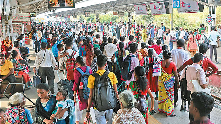 
பராமரிப்பு பணியால் தாமதமாக இயக்கப்படும் மின்சார ரெயில்கள்:  சென்டிரலில் அலைமோதிய கூட்டம்
