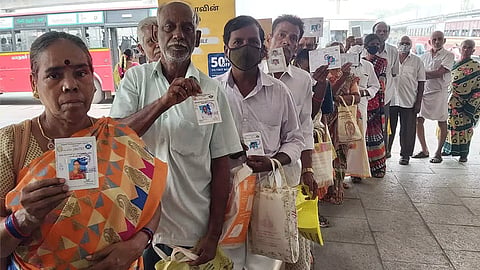 மூத்த குடிமக்களுக்கு கட்டணமில்லா பேருந்து பயண டோக்கன்