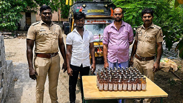 சட்ட விரோதமாக மதுபானம் விற்ற 2 பேர் கைது: 69 பாட்டில்கள் பறிமுதல்