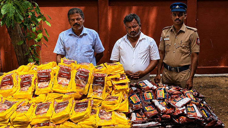 கோவில்பட்டியில் 54 கிலோ புகையிலை பொருட்கள் பறிமுதல்: 2 பேர் கைது