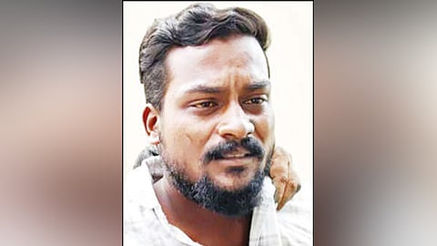 வேலை வாங்கித்தருவதாக ஏமாற்றி இளம்பெண்ணை பலாத்காரம் செய்ய முயன்ற லாரி டிரைவர் கைது