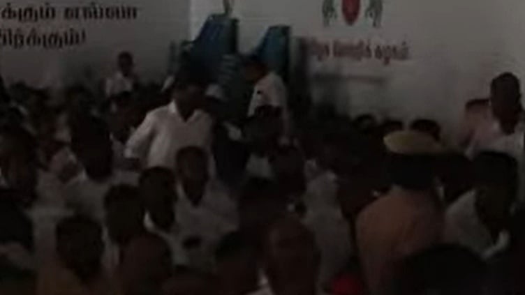 தவெக அலுவலகத்தில் மாற்று கட்சியினர் இணையும் நிகழ்ச்சியில் மின்வெட்டு ஏற்பட்டதால் சலசலப்பு