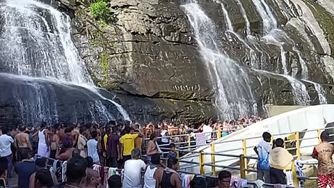 குற்றால அருவிகளை நோக்கி படையெடுக்கும் சுற்றுலா பயணிகள் 