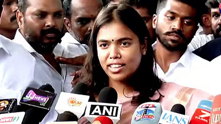 ‘தொழில் முதலீடு ஆந்திராவுக்கு சென்றது குறித்து சட்டமன்றத்தில் பதில் அளிப்பேன்’ - அமைச்சர் கீர்த்தனா 