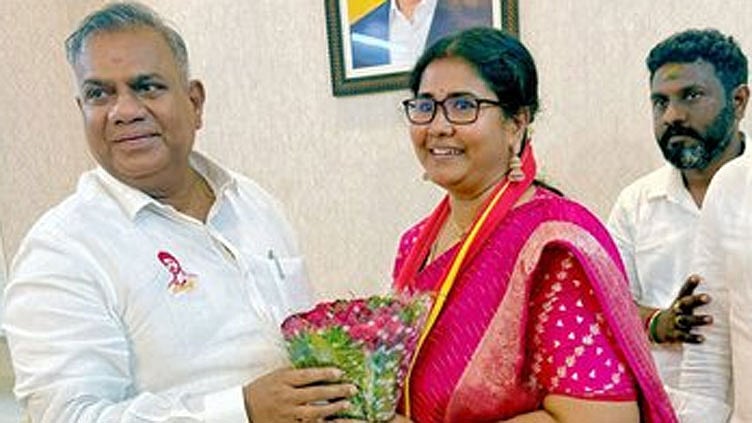 பாஜக மகளிரணி மாநில செயற்குழு உறுப்பினர் தவெகவில் இணைந்தார்...!

