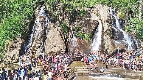 வார விடுமுறை: குற்றால அருவிகளில் சுற்றுலா பயணிகள் குதூகல குளியல்