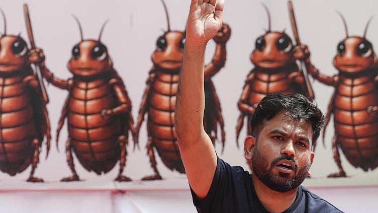 டெல்லியில் 2-வது நாளாக கரப்பான் பூச்சி ஜனதா கட்சியினர் போராட்டம்