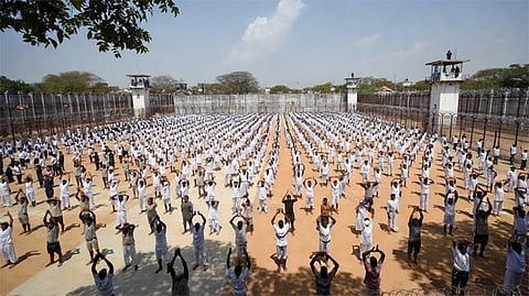 பெங்களூரு மத்திய சிறையில் யோகா பயிற்சி செய்த 4,000 கைதிகள்