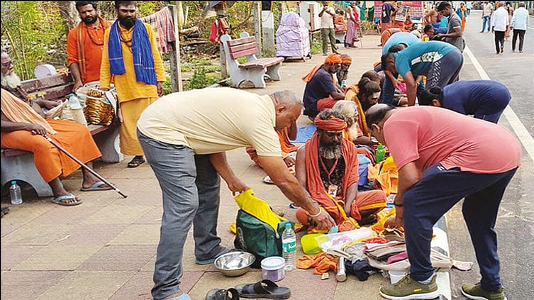 
திருவண்ணாமலை கிரிவல பாதையில் கஞ்சா புழக்கம்; சாதுக்களிடம் போலீசார் தீவிர விசாரணை
