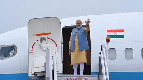 நீட் தேர்வு மாணவர்களுக்காக விமான நிலையத்தில் 45 நிமிடம் காத்திருந்த பிரதமர் மோடி
